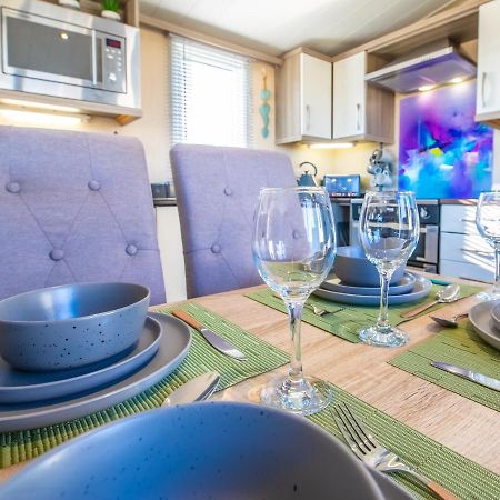 Sea 'N' Stars Platinum Plus Holiday Home With Views, Free Wifi And Netflix Camber Bagian luar foto