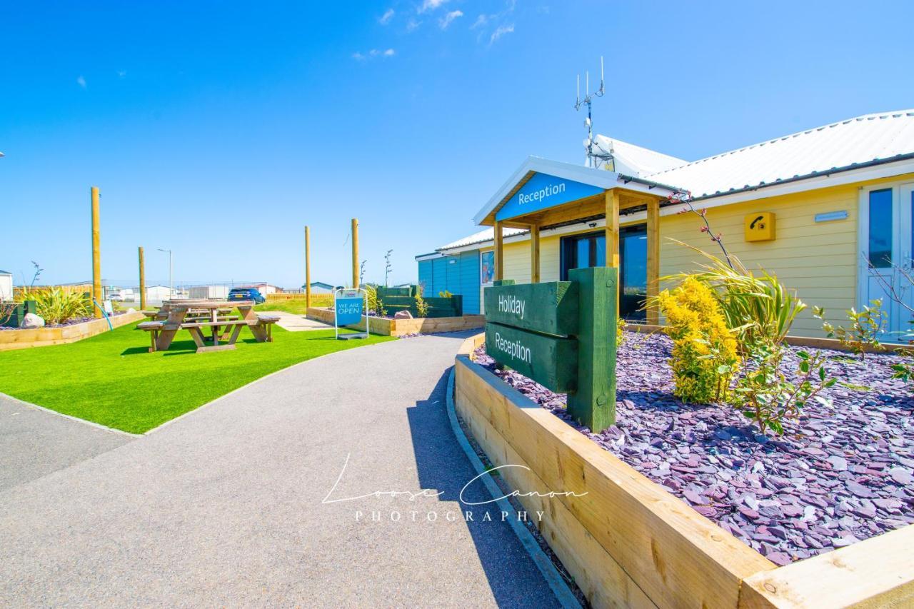 Sea 'N' Stars Platinum Plus Holiday Home With Views, Free Wifi And Netflix Camber Bagian luar foto