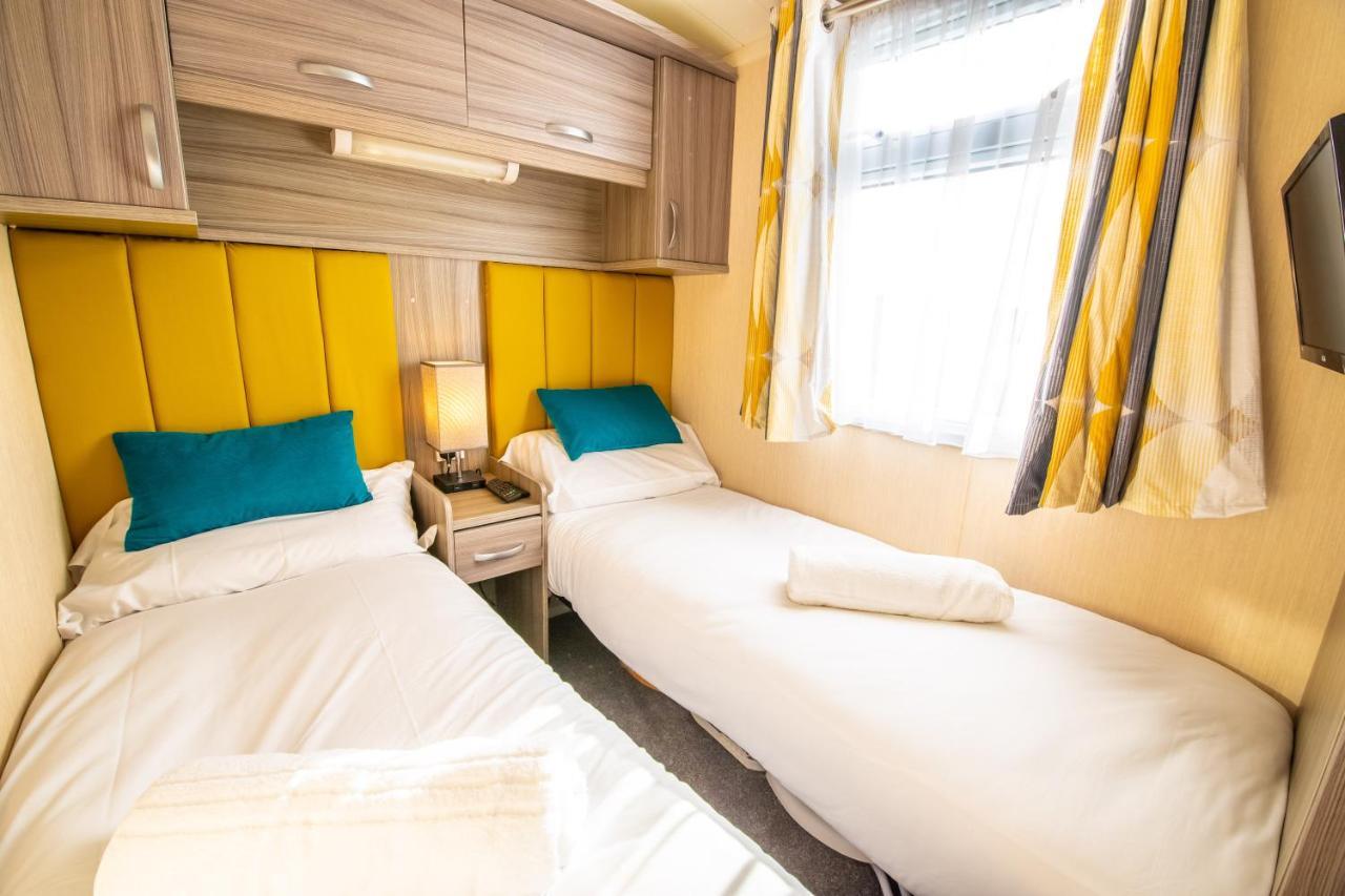 Sea 'N' Stars Platinum Plus Holiday Home With Views, Free Wifi And Netflix Camber Bagian luar foto